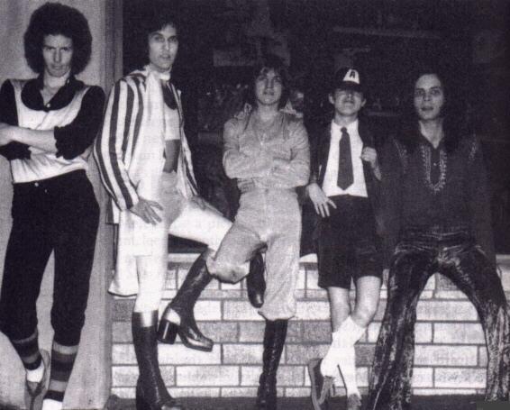  AC/DC,       Can I Sit Next To You Girl, 1974 .