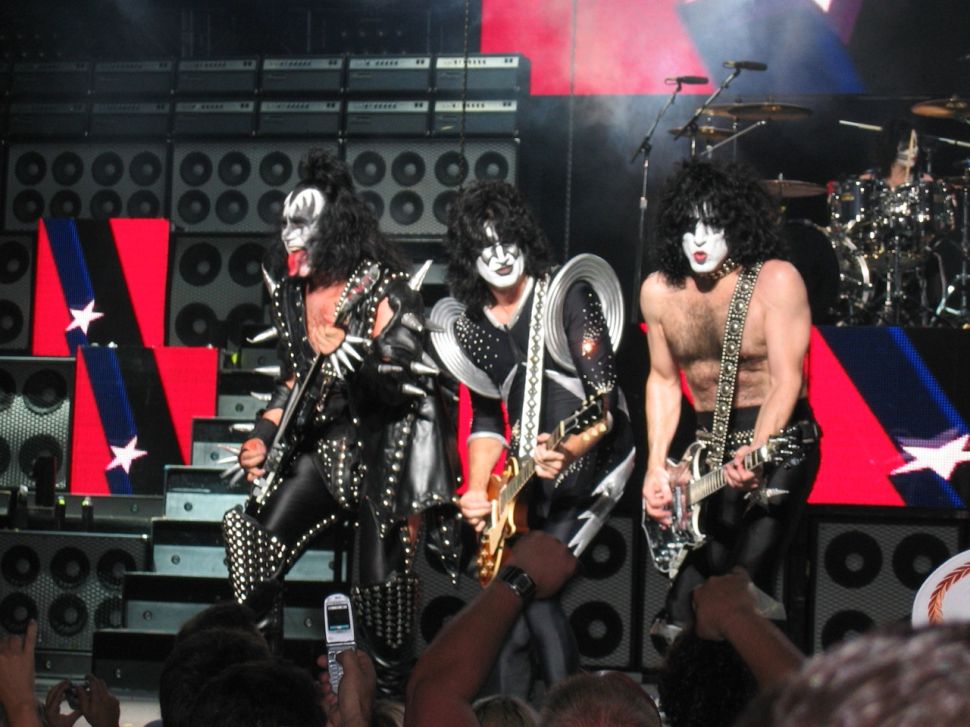 Kiss  2004 