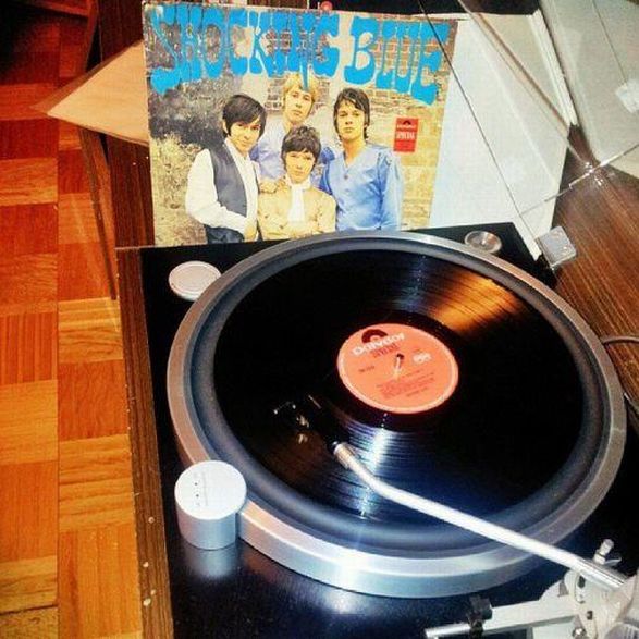 Shocking Blue "Beat With Us",   1968 .