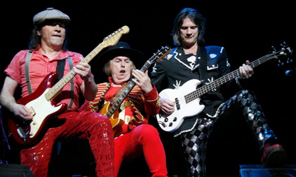 Slade     7  2010 .